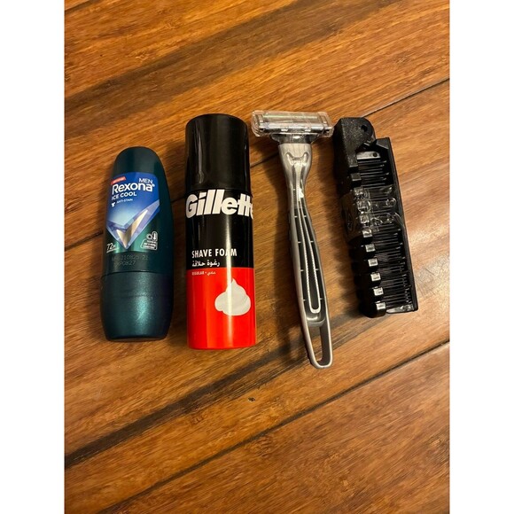 NEW Emirates Business Class Men’s amenity Toiletry kit Bvlgari Cologne - Picture 7 of 9